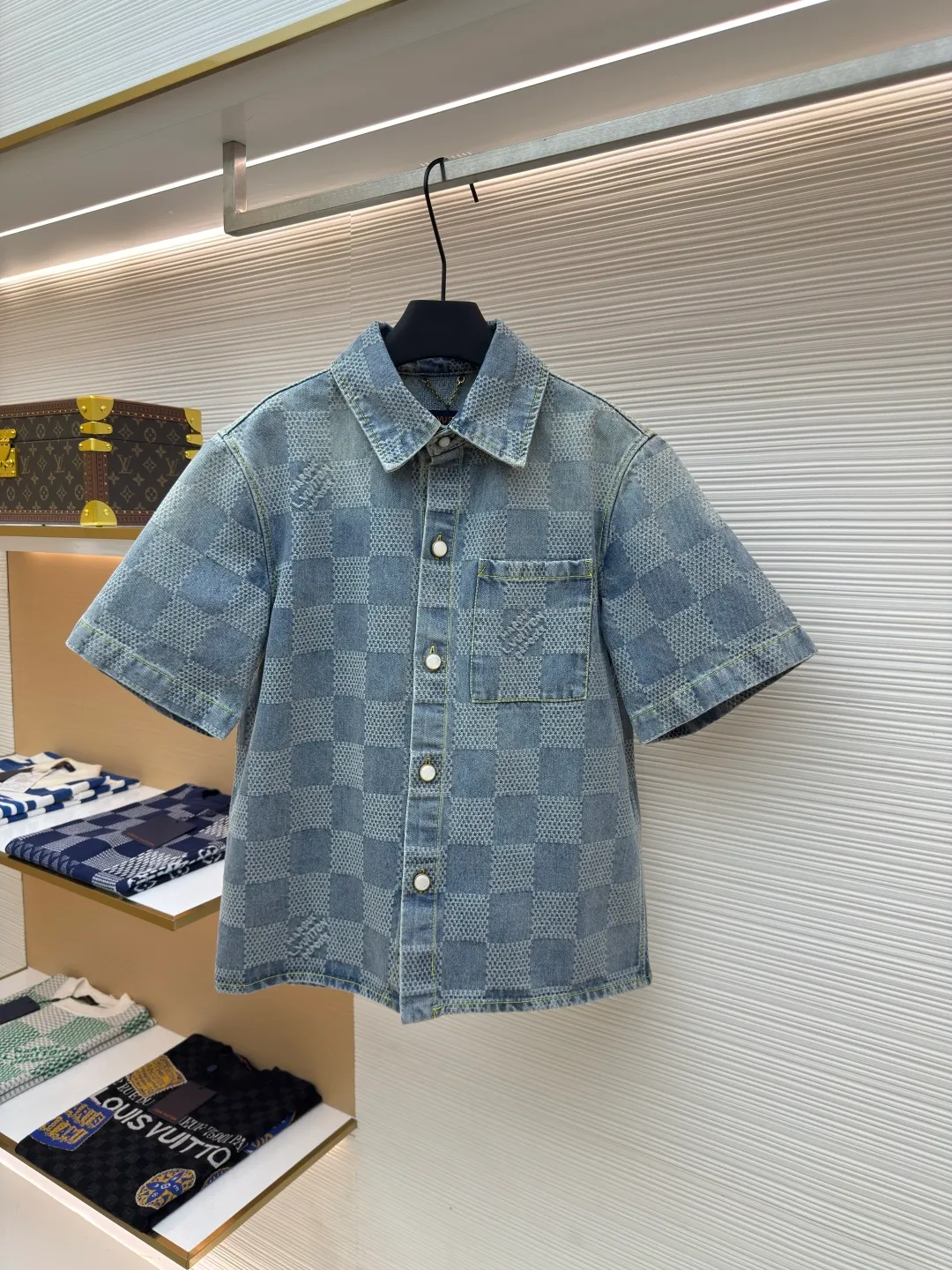 LOUIS VUITTON checkerboard denim short-sleeved shirt ●Authentic product: Purchased and developed by 14100 ●Item number: 1680088-B20 ●Fabric: Jacquard denim fabric ●Technology: 3D jacquard craft ●Version: Fitted version ●Size: S-M-L-XL ●Weight: about 635 grams ●Description: Using a loom to weave a three-dimensional pattern on the fabric, the sand-washed whitening distressed denim fabric presents a whitening and distressed effect. The overall wiring is straight and delicate, the fabric is comfortable and soft, and the color is consistent without color difference. It can be matched with the same style to create a fashionable look and control various occasions. Customized accessories, complete with three standards, same style for men and women!